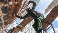 Bengkel kapal ini berlokasi persis di sebelah apartemen Green Bay Pluit.