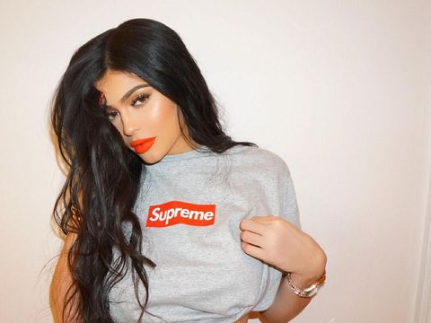 Produk Makeup Rihanna Vs Kylie Jenner, Punya Siapa yang Paling Laku?