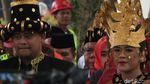 Senyum Kahiyang dan Bobby Saat Berbusana Adat Mandailing
