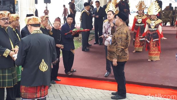  Keluarga Bobby Geladi Jelang Kedatangan Jokowi di Mata Ni Horja