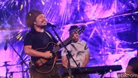 Meski memutuskan untuk hengkang dari Payung Teduh, Is tetap menjalankan tugasnya sebagai vokalis di bandnya itu. Foto: Hanif Hawari/detikHOT