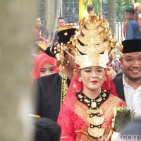Kahiyang pun menjadi pengantin wanita Mandailing dengan mamakai bulang. Bulang adalah hiasan kepala mahkota berwarna emas yang dibuat dari emas asli. Foto: Andhika Prasetia/detikcom