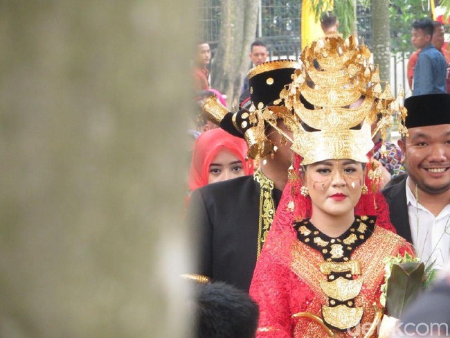 Kahiyang pun menjadi pengantin wanita Mandailing dengan mamakai bulang. Bulang adalah hiasan kepala mahkota berwarna emas yang dibuat dari emas asli. Foto: Andhika Prasetia/detikcom
