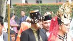 Senyum Kahiyang dan Bobby Saat Berbusana Adat Mandailing