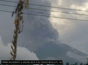Gunung Agung Meletus, Asap Hitam Membubung Tinggi