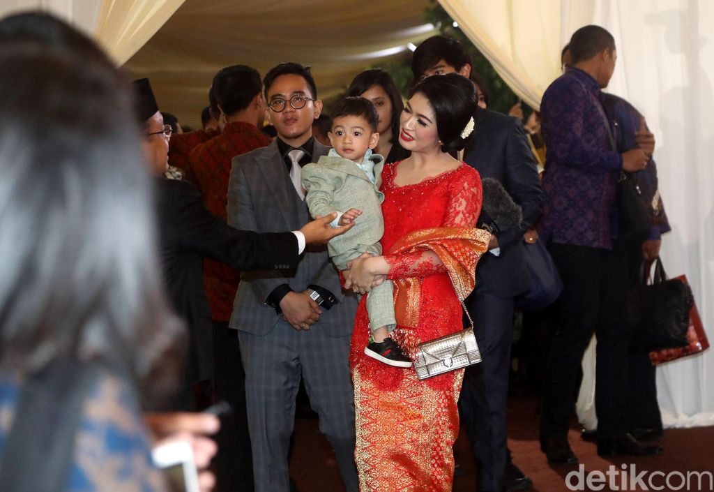 Gibran Rakabuming Raka beserta istri Selvi Ananda dan anak Jan Ethes meninggalkan lokasi acara Mata Ni Horja atau puncak pesta adat pernikahan Kahiyang Ayu dan Bobby Nasution.