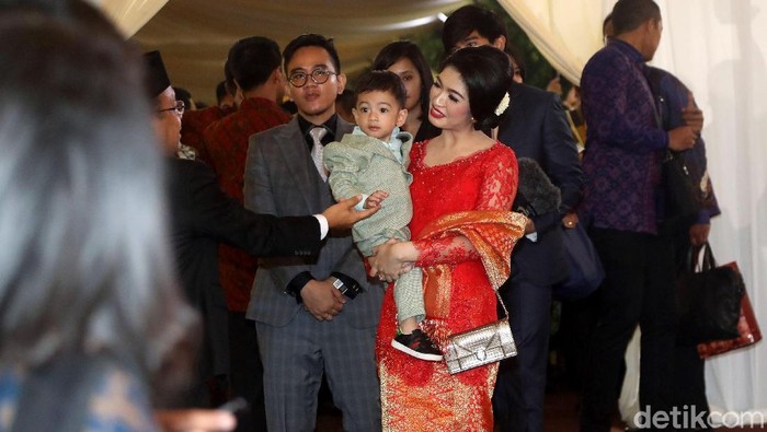 Gibran Rakabuming Raka beserta istri Selvi Ananda dan anak Jan Ethes meninggalkan lokasi acara Mata Ni Horja atau puncak pesta adat pernikahan Kahiyang Ayu dan Bobby Nasution.
