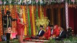 Foto: Kahiyang-Bobby Menari Tortor Somba di Puncak Pesta Adat