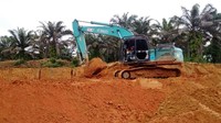 Ekskavator sedang menggali tanah untuk menimbun lahan. Dok PT Hutama Karya.