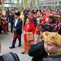 Masih dalam momen pernikahan Kahiyang, Iriana kembali tampil memesona saat menghadiri resepsi putrinya di Medan, Sumatera Utara, November lalu. Ia memilih kebaya merah dan songket sebagai bawahan, lalu dipadu dengan ulos khas Mandailing, berikut kerudung berwarna senada. Foto: Grandyos Zafna