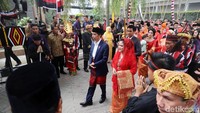 Jokowi dan Iriana digiring ke gelanggang dengan Tortor mundur.
