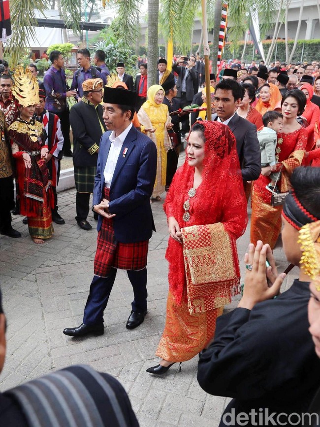 Masih dalam momen pernikahan Kahiyang, Iriana kembali tampil memesona saat menghadiri resepsi putrinya di Medan, Sumatera Utara, November lalu. Ia memilih kebaya merah dan songket sebagai bawahan, lalu dipadu dengan ulos khas Mandailing, berikut kerudung berwarna senada. Foto: Grandyos Zafna