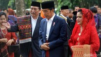 Menko Kemaritiman Luhut Panjaitan juga hadir dalam acara adat pernikahan (Mata Ni Horja) Bobby Nasution-Kahiyang Ayu.