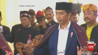 Jokowi, yang memakai ulos, kemudian bangkit dari kursinya dan manortor. (Foto: Dok. CNN Indonesia TV)