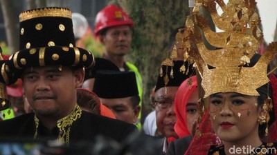 Senyum Kahiyang dan Bobby Saat Berbusana Adat Mandailing