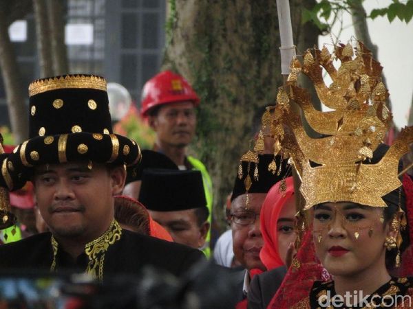 Senyum Kahiyang dan Bobby Saat Berbusana Adat Mandailing