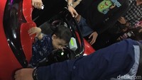 Presiden Jokowi mengajak keluarganya jalan-jalan ke Plaza Medan Fair, Sabtu malam (25/11/2017). Putra sulung Jokowi, Gibran Rakabuming Raka bersama istrinya, Selvi Ananda, dan anaknya, Jan Ethes memisahkan diri untuk mendahului ke arena permainan. Adik Gibran, Kaesang Pangarep juga ikut. Foto: Ray Jordan/detikcom