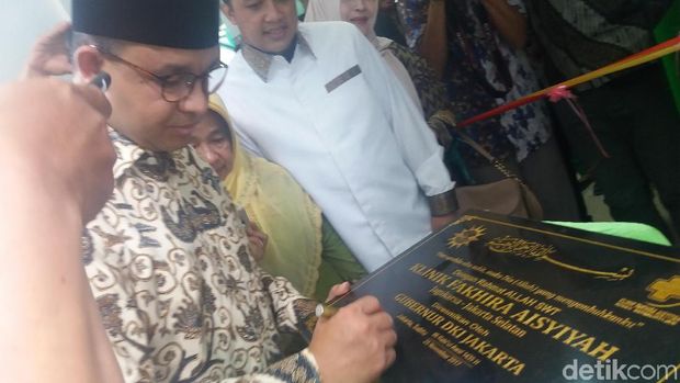  Gubernur DKI Jakarta Anies Baswedan meresmikan klinik 24 jam di Jagakarsa, Sabtu (25/11/2017)