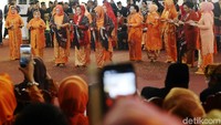 Iriana bersama ibu-ibu menari dengan diiringi musik gordang sambilan.