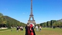 Inge juga terlihat sering pergi traveling bersama sang Ibunda. Lihat saja fotonya saat di Menara Eiffel, Paris, Prancis yang satu ini (ingenst/Instagram)