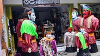 Ikon budaya Betawi yakni Ondel-ondel juga terdapat disini.