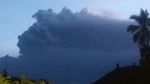 Penampakan Gunung Agung Erupsi Hingga 3.000 Meter