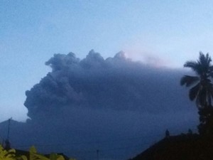Tinggi Semburan Asap Gunung Agung hingga 6 Km DPL
