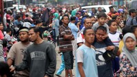 Ribuan warga terlihat sangat antusias.