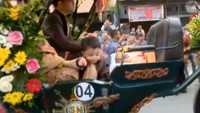 Sang ibu sigap menjaga Jan Ethes agar tak terjatuh (Foto: Dok. Screenshot CNN Indonesia)