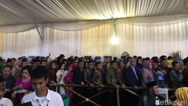 Panjangnya Antrean untuk Bersalaman dengan Kahiyang-Bobby