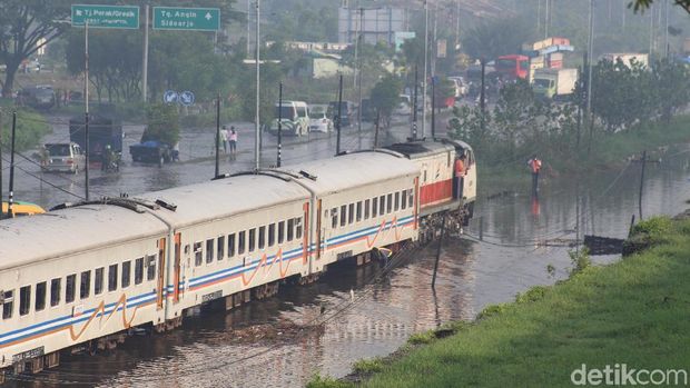 Jalur kereta di Porong terendam banjir/