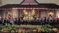 Menteri Kabinet Kerja Jokowi-JK ikut hadir di resepsi Kahiyang-Bobby di Medan. Mereka pun kompak foto bersama (Foto: ANTARA FOTO/Septianda Perdana)