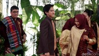 Senyum semringah Kaesang di pelaminan.