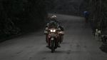Penampakan Jalan yang Tertutup Hujan Abu Gunung Agung
