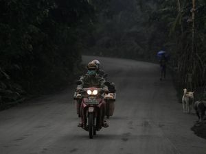 Hati-hati Abu Vulkanik, Tutup Kaca Helm atau Gunakan Kacamata