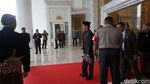 Foto: Jokowi Pakai Baju Berbahan Ulos untuk Resepsi Kahiyang-Bobby