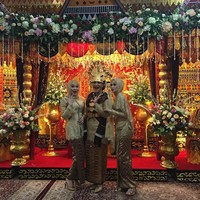 Golden girls! Kahiyang kompak berbalut kebaya nuansa emas dengan kedua kakak iparnya di depan pelaminan pesta adat. Foto: Instagram