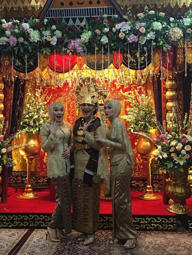 Golden girls! Kahiyang kompak berbalut kebaya nuansa emas dengan kedua kakak iparnya di depan pelaminan pesta adat. Foto: Instagram