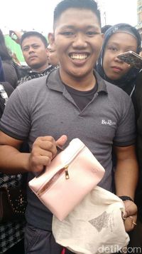 Suvenir dari Jokowi untuk Warga Medan Saat Kirab: Tas hingga Topi