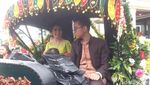 Senyum Selvi saat Bersama Gibran dan Ethes Ikut Kirab Kahiyang-Bobby