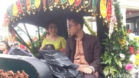 Menantu Jokowi, Selvi Ananda, beserta suaminya, Gibran Rakabuming Raka dan putranya, Jan Ethes, ikut kirab tersebut (Foto: Jefris Santama/detikcom)