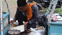 Sandiaga juga ingin menjadikan Setu Babakan sebagai pusat kuliner khas Betawi. Dapat ditemui di lokasi tersebut beberapa makanan khas Betawi. Salah satunya kerak telor. (Foto: Rima Olyvia/detikcom)