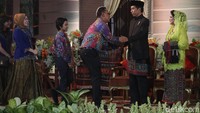 Uya Kuya merupakan salah satu selebriti yang mendapatkan undangan ke resepsi kedua Kahiyang dan Bobby di Medan. Foto: Keluarga Uya Kuya (Grandy/detikHOT)