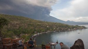 Mereka yang Tetap Berwisata Ketika Gunung Agung Meletus