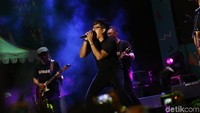 Kalau yang ini penampilan Andre Taulany saat berdendang bersama dengan Stinky. Foto: Asep/detikHOT