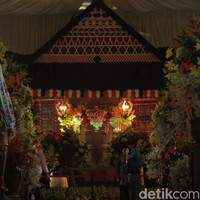 Tampak rumah adat khas Mandailing yang sudah dipercantik dengan karangan bunga menjadi pelaminan Bobby dan Kahiyang.  Foto: Andhika Prasetia/detikcom