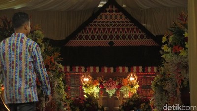 Foto: Rumah Adat Mandailing Disulap Jadi Pelaminan Kahiyang dan Bobby