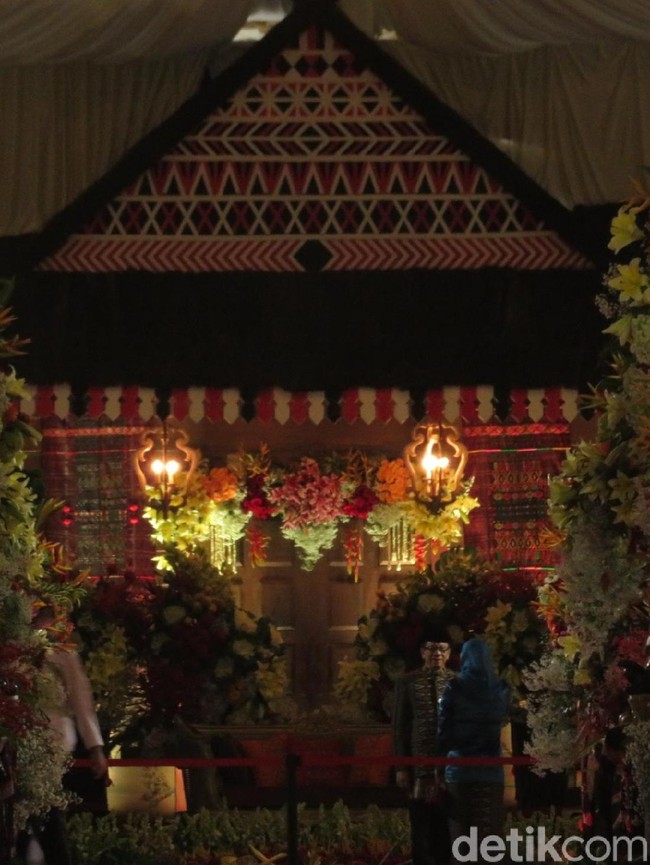 Tampak rumah adat khas Mandailing yang sudah dipercantik dengan karangan bunga menjadi pelaminan Bobby dan Kahiyang.  Foto: Andhika Prasetia/detikcom