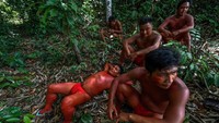 Ancaman industri pertambangan ilegal di Amazon sudah semakin tak terelakkan. Suku-suku asli yang tinggal di dalam hutan pun merasakan ancaman tersebut makin parah. Salah satu yang mengalaminya yaitu Suku Waiapi (Apu Gomes/Getty Images)