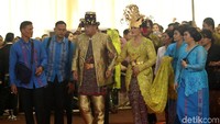 Kedunya terlihat sangat serasi saat berjalan menuju pelaminan.